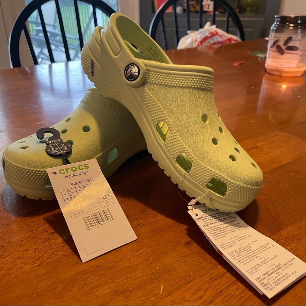 NWT Kids Crocs - Classic - Sz 4